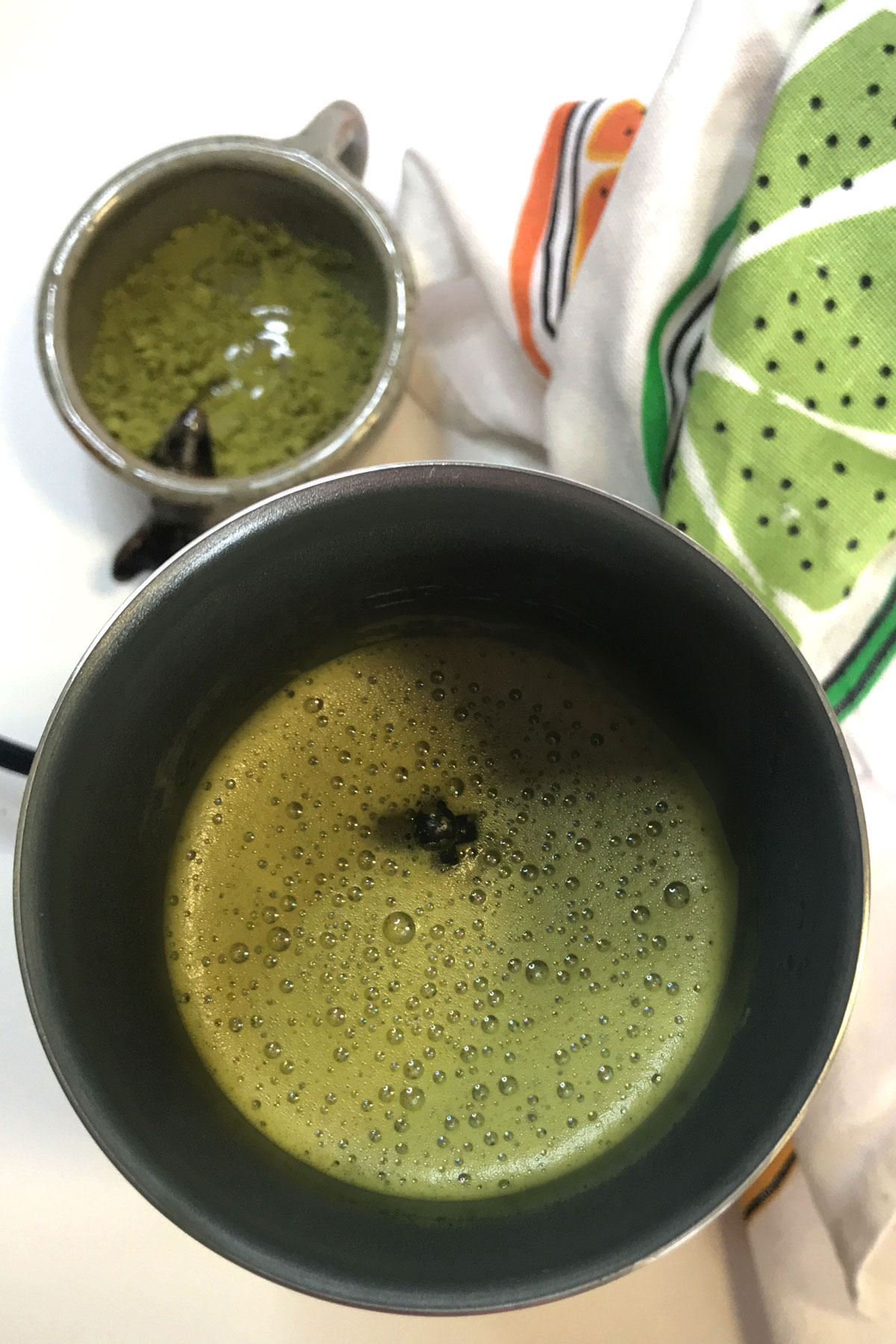 Matcha tea foam made with frother for matcha