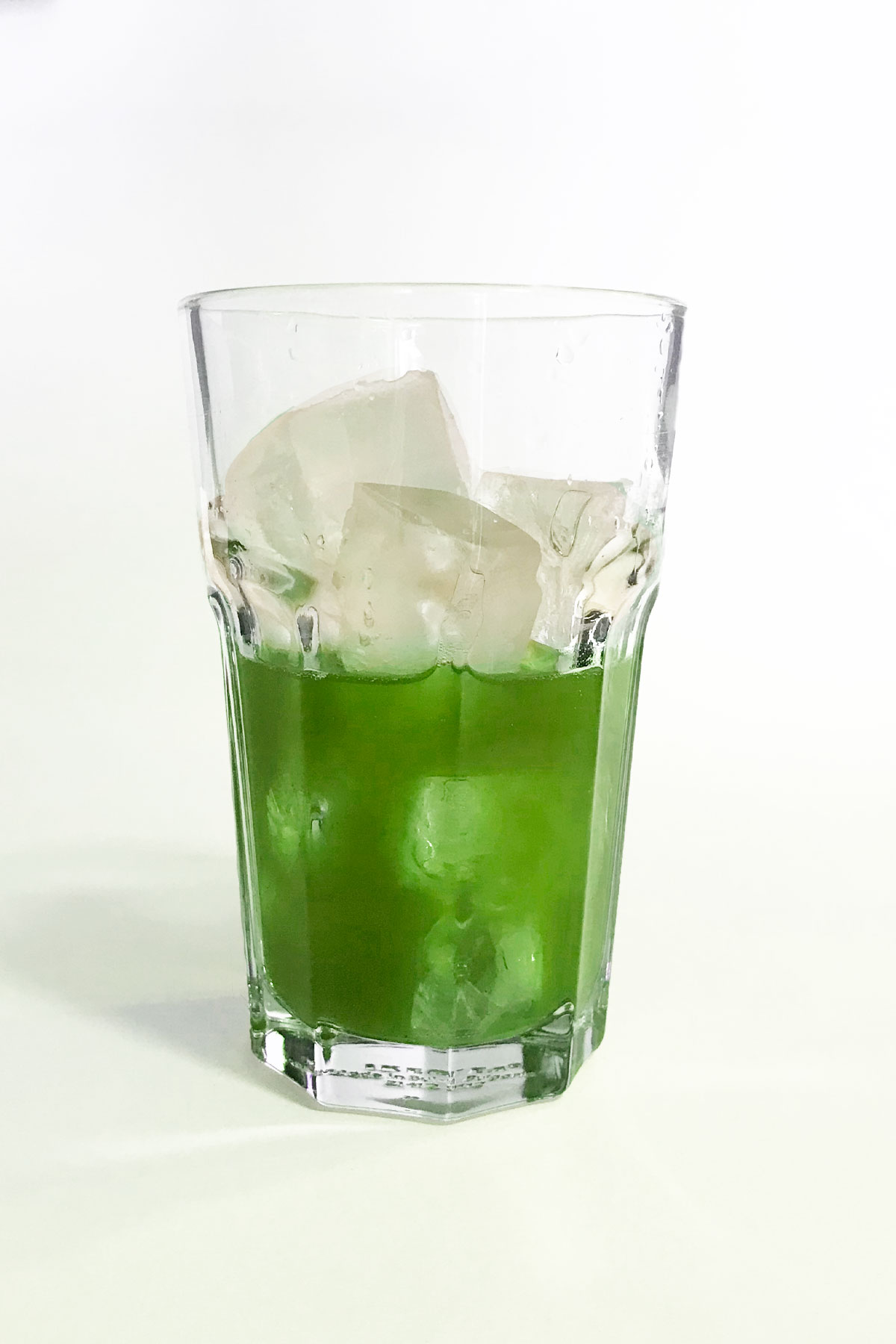 Add ice to glass of Thai green tea