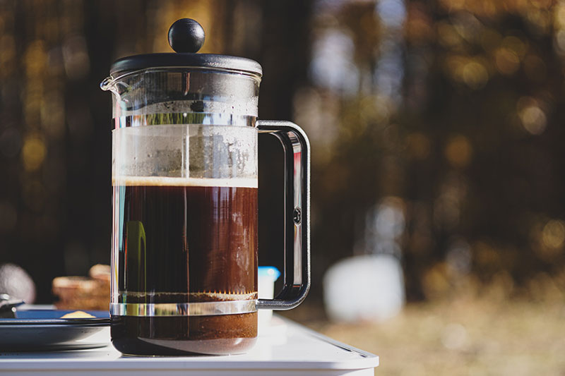 Using French Press to brew coffee with the steeping method